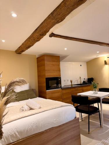 La Pierre Dorée - popular, elegant, fully equipped
