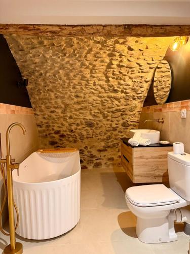 Un baño con bañera blanca y un inodoro. en La Pierre Dorée - popular, elegant, fully equipped, en Albertville