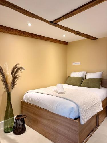 Un dormitorio con una cama grande en una habitación. en La Pierre Dorée - popular, elegant, fully equipped, en Albertville