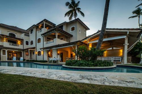 Piscina de la sau aproape de Beach Palm Whisper Villa, Private Beach