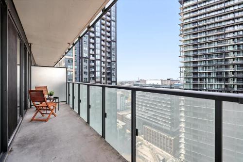 een balkon met een stoel en uitzicht op de stad bij Chic Downtown Retreat with Private Patio in Toronto