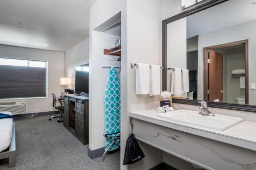 Ένα μπάνιο στο Wood River Inn & Suite