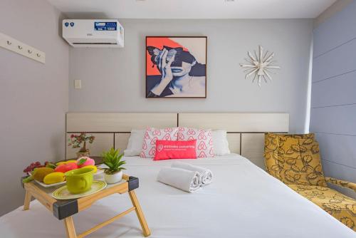 a bedroom with a bed and a table with fruit on it at MTCA041 - Localização Perfeita! 3Q+2WC+2 vagas in Balneário Camboriú