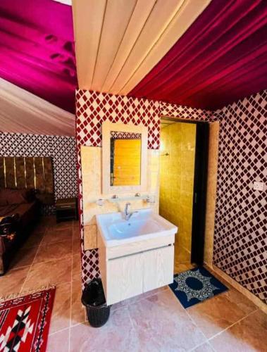 un bagno con un lavandino in una stanza di Red Mountain Camp a Wadi Rum