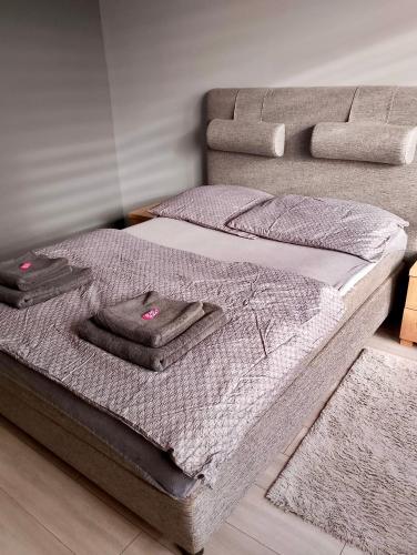 een bed met twee handdoeken erop bij Apartment Manhattan in Tarnowskie Góry