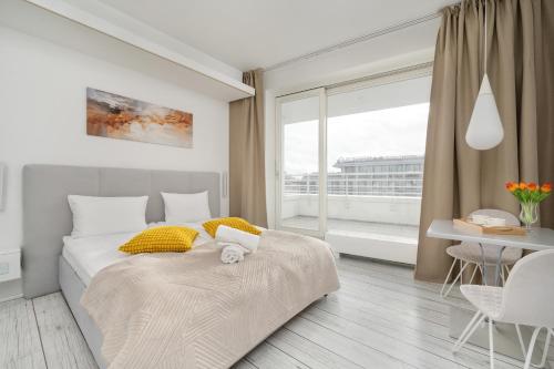 Premium Studio in OVO في فروتسواف: غرفة نوم بها سرير ونافذة كبيرة