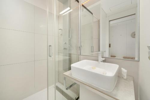 Premium Studio in OVO في فروتسواف: حمام أبيض مع حوض ودش