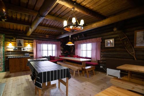 Posezení v ubytování Stena Cabins & Apartments