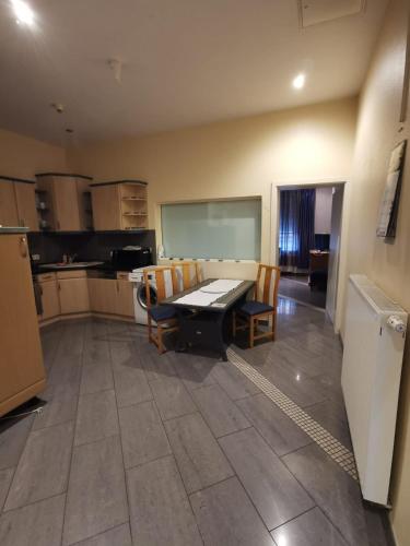 a kitchen with a table and chairs in a room at Ferienwohnung-Monteurwohnung-Parkplatz in Meine