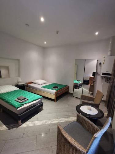 a bedroom with two beds and a table and chairs at Ferienwohnung-Monteurwohnung-Parkplatz in Meine