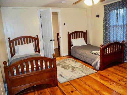 Ένα ή περισσότερα κρεβάτια σε δωμάτιο στο Updated 19th Century Colonial 10 min from Okemo