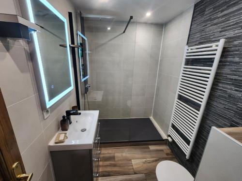 Ένα μπάνιο στο Appartement rez-de-jardin avec terrasse privative