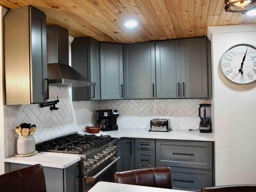 Η κουζίνα ή μικρή κουζίνα στο Updated 19th Century Colonial 10 min from Okemo