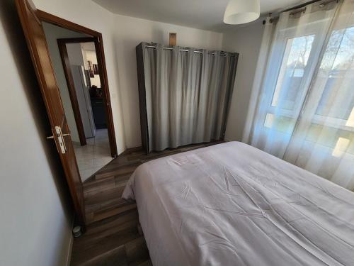 Ένα ή περισσότερα κρεβάτια σε δωμάτιο στο Appartement rez-de-jardin avec terrasse privative