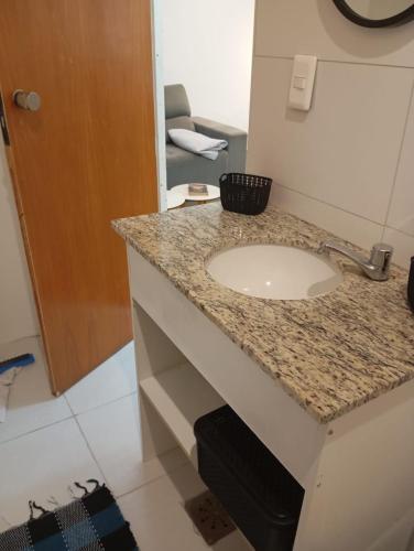 y baño con lavabo y encimera. en Studio, en Río de Janeiro