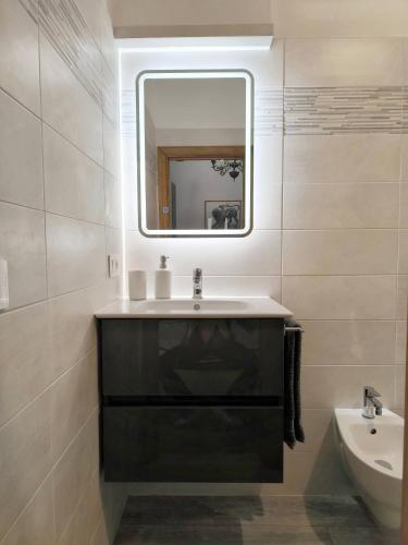 a bathroom with a sink and a mirror at La casa di Fannie in Arezzo