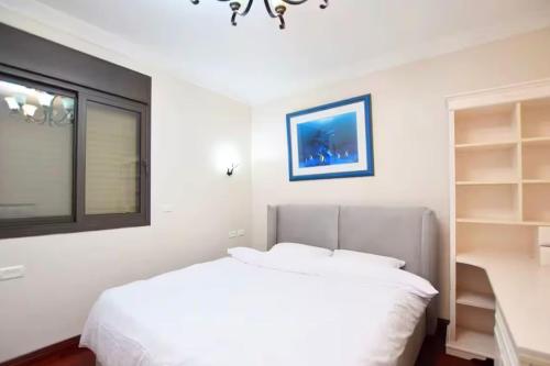 Una habitación blanca con una cama y una ventana en Kfar Vradim Nature Escape, en Kefar Weradim