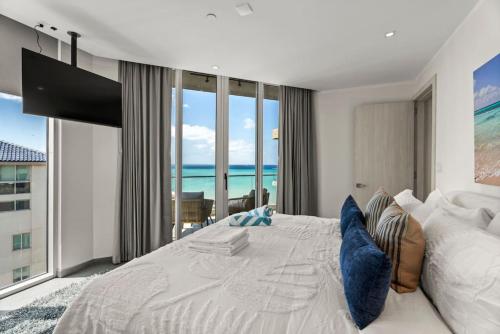een slaapkamer met een groot bed met uitzicht op de oceaan bij Ocean Vista Aruba in Palm-Eagle Beach