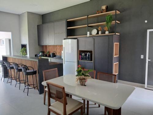 una cucina con tavolo, sedie e frigorifero di House snp a Sinop