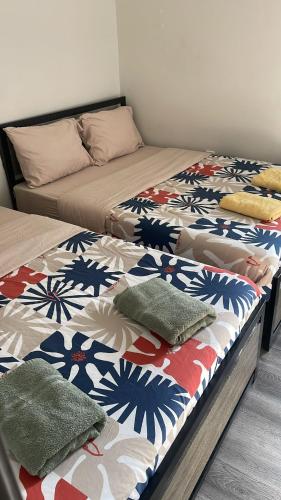 Cost Effective Stay in Core Downtown Queen-King St-Self Checkin & Free Wifi في تورونتو: سريرين يجلسون بجانب بعض في غرفة النوم