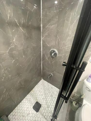 Cost Effective Stay in Core Downtown Queen-King St-Self Checkin & Free Wifi في تورونتو: حمام مع دش مع مرحاض