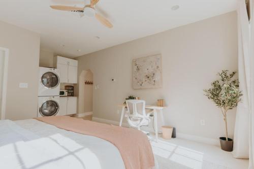 Ένα ή περισσότερα κρεβάτια σε δωμάτιο στο Maisonette on Duke - Downtown