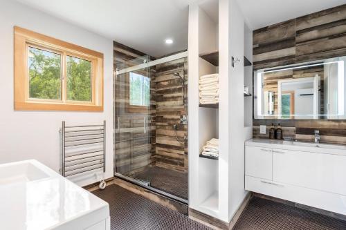 Koupelna v ubytování 5 Minutes to Ski Hunter Mountain! Family Friendly - Hot Tub, Sauna, Sunset Views