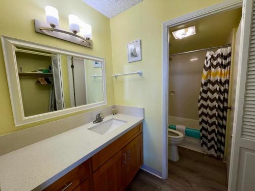 Koupelna v ubytování Royal Kuhio 1706 - Spacious Studio with Stunning Diamond Head City Views in the Heart of Waikiki!