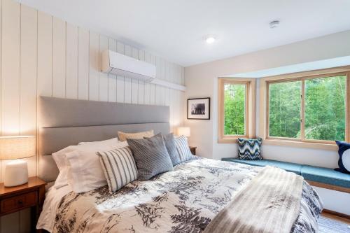 Postel nebo postele na pokoji v ubytování 5 Minutes to Ski Hunter Mountain! Family Friendly - Hot Tub, Sauna, Sunset Views