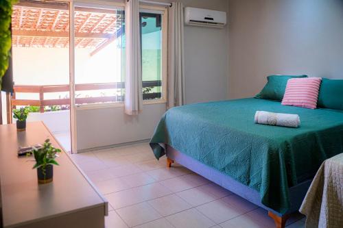 Un dormitorio con una cama y una ventana grande. en Pousada Sousa Residencial Qrt2, en Sousa