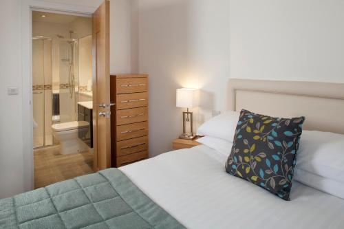 Postel nebo postele na pokoji v ubytování Falmouth Self Catering Lodges