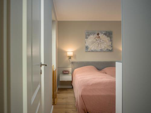 Giường trong phòng chung tại Wolkentanz - zeitlos wohnen für BEST AGER