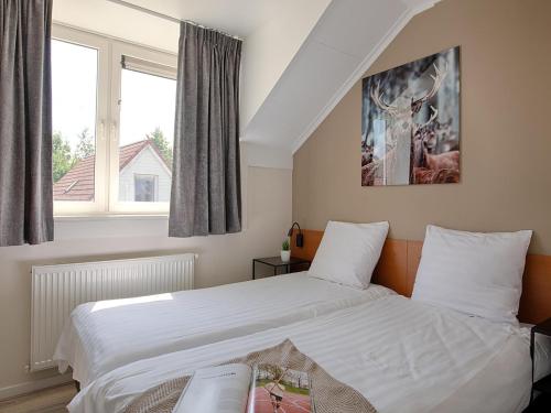 ein Schlafzimmer mit zwei Betten und einem Fenster in der Unterkunft Villa with Lake Views in Heel