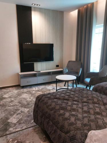 Μια τηλεόραση ή/και κέντρο ψυχαγωγίας στο Kansas Hotel Amman - فندق كانساس عمّان