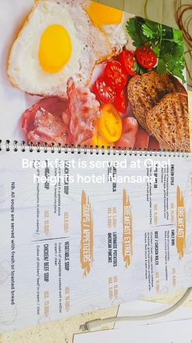 KyebandoにあるOpal Heights Hotelの卵とトマトが添えられた料理