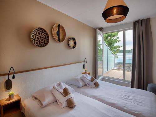 Ένα ή περισσότερα κρεβάτια σε δωμάτιο στο Villa on a beautiful resort with sauna and view