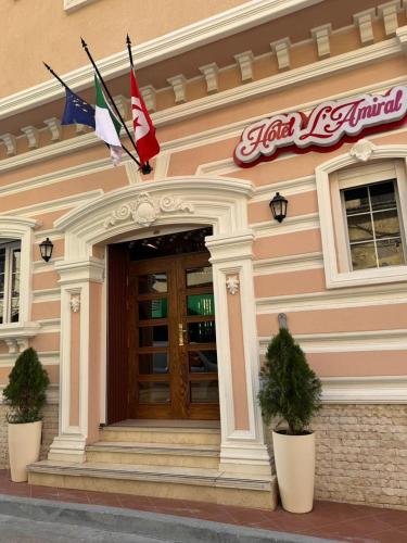 Η πρόσοψη ή η είσοδος του Amirale