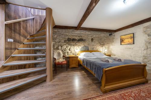 Ένα ή περισσότερα κρεβάτια σε δωμάτιο στο Old Town 60m2 Suite on 2 floors next to Town Hall