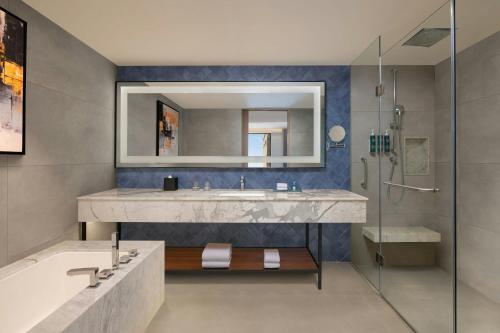 Koupelna v ubytování Four Points by Sheraton Amritsar, Mall Road