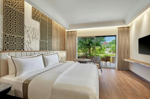 Una cama o camas en una habitación de The Westin Jaipur Kant Kalwar Resort and Spa