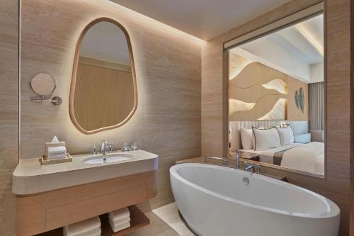 Un baño de The Westin Jaipur Kant Kalwar Resort and Spa