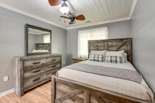 Ένα ή περισσότερα κρεβάτια σε δωμάτιο στο 4 Seasons of Fun! Walhalla Home with Spacious Yard!