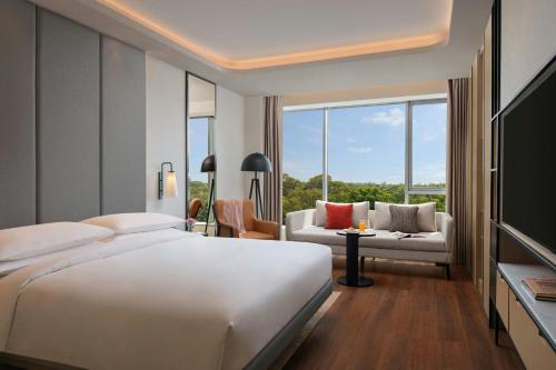 Postel nebo postele na pokoji v ubytování Marriott Executive Apartments Mall Road Amritsar