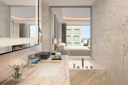 Postel nebo postele na pokoji v ubytování Marriott Executive Apartments Mall Road Amritsar