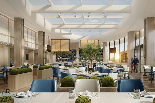Una representación de un restaurante con mesas y sillas. en Fairfield by Marriott Beijing Capital Airport, en Beijing