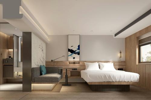 Un dormitorio con una cama, un escritorio y una silla. en Fairfield by Marriott Beijing Capital Airport, en Beijing