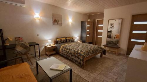 een slaapkamer met een bed en een woonkamer bij My Quiet Place near Carcassonne in Carcassonne