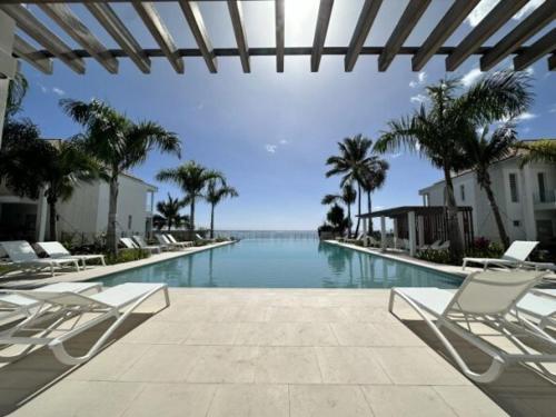 Swimmingpoolen hos eller tæt på Villa Keanna - F2 with pool, private beach