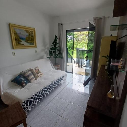 Et opholdsområde på Apartamento aconchegante a poucos minutos do mar