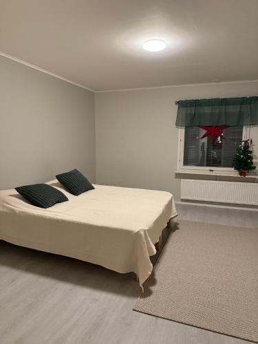 een slaapkamer met een groot bed en een raam bij Nietos Aurora in Ylitornio